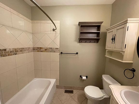 5th image of 303 S Olive St Floor 1