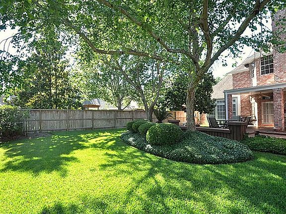 3rd image of 19603 Laurel Park Ln