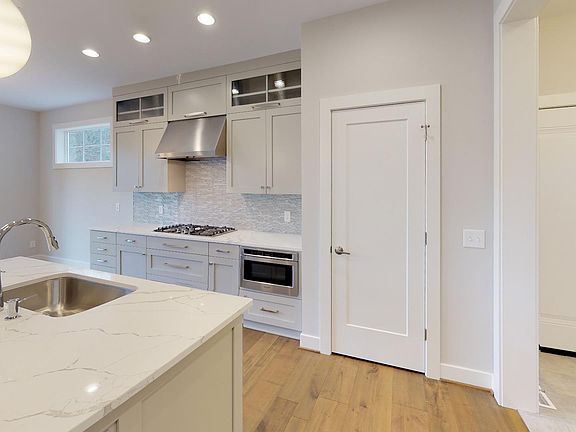 2nd image of 12 Ravenna Cres