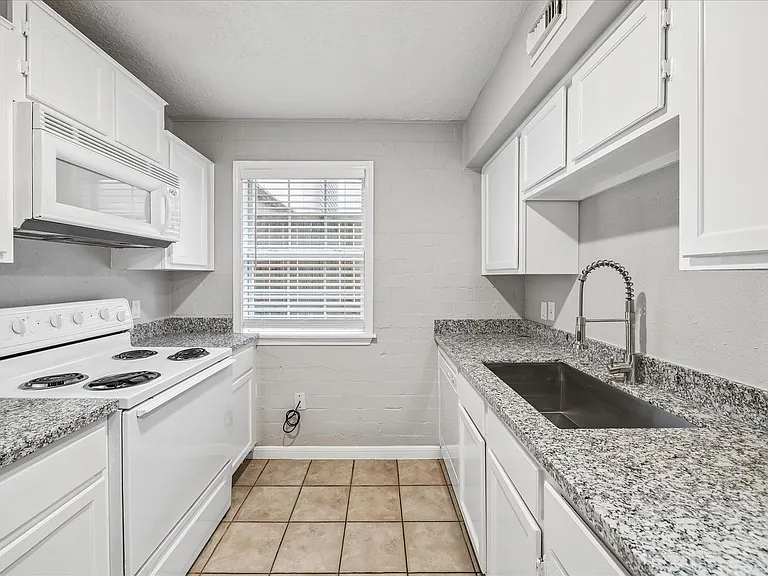 802 Stanford — Photo 2