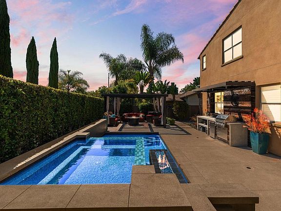4th image of 809 Dolphin Cir
