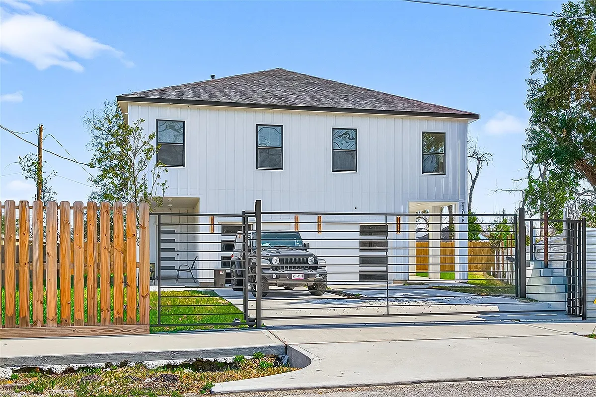 Photo 2 of 43 - 5304 Lynnfield St #B - Houston, TX Building Photo - 5304 Lynnfield St #B