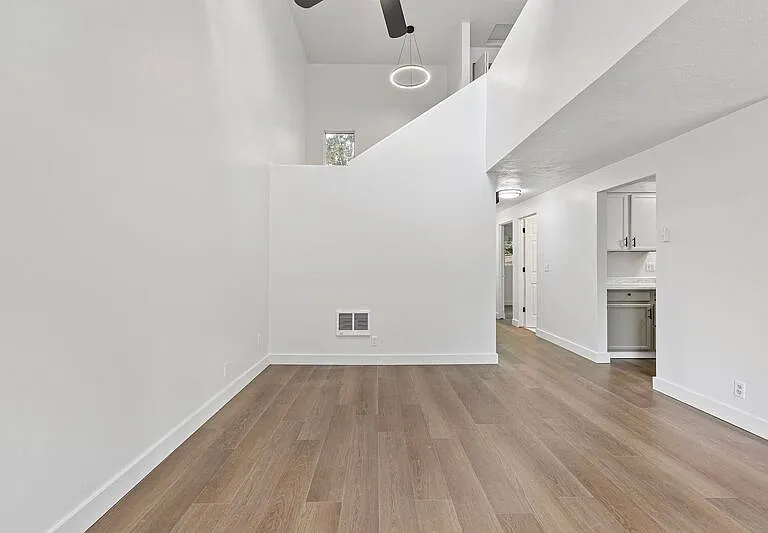 2105 Hawkins Ln — Photo 15