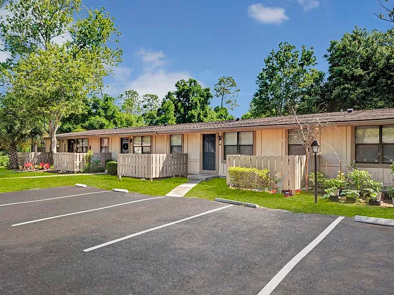 Oak Shade Apartments — Photo 14
