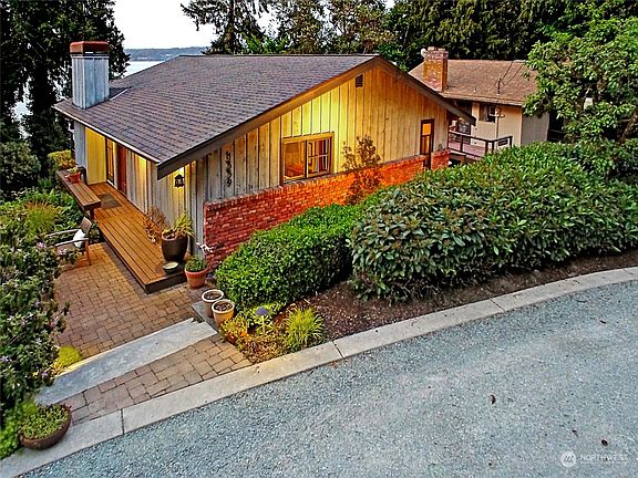 4th image of 2821 S East Camano Drive