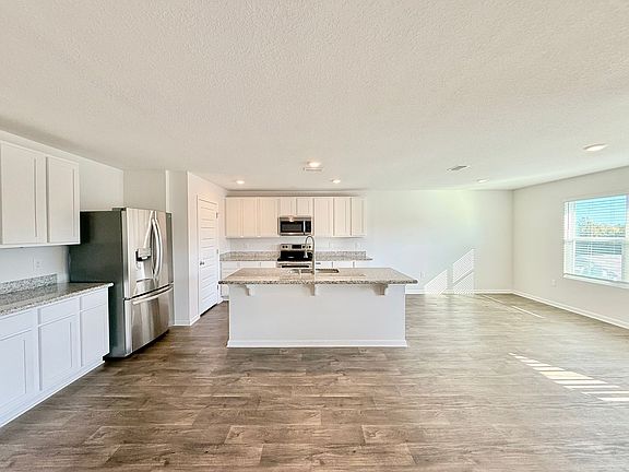 3rd image of 5529 Guinevere Ln