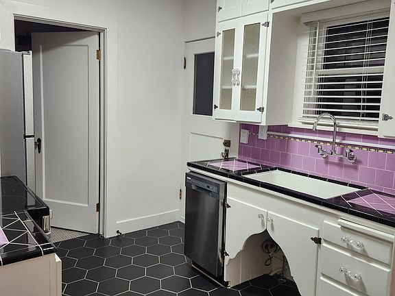 5th image of 602 Roberts St #A