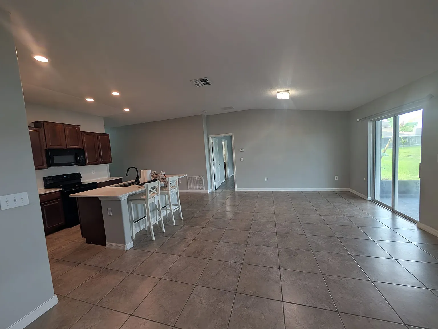 3 bed, 1555 sqft, $2,250 — Photo 2