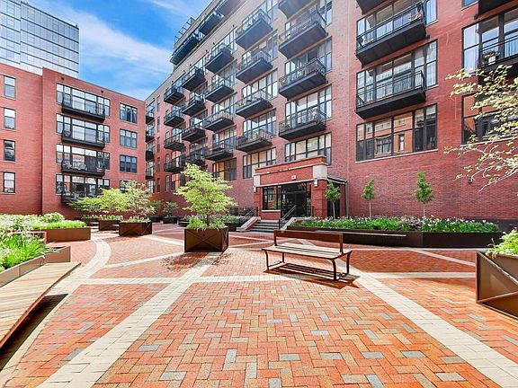 3rd image of 333 W Hubbard St APT 305
