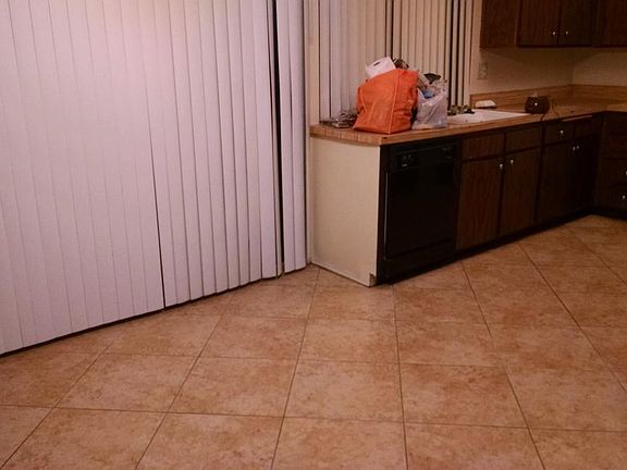 Kitchen - Sliding door to yard