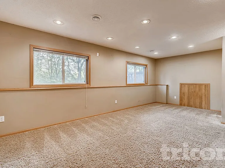 357 Parkview Ln S — Photo 4