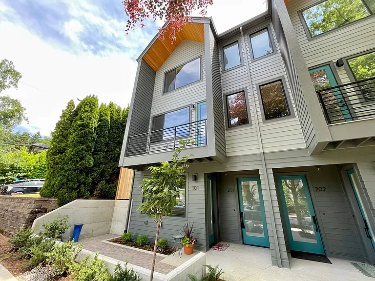 601 SE Spokane St #201 — Photo 3