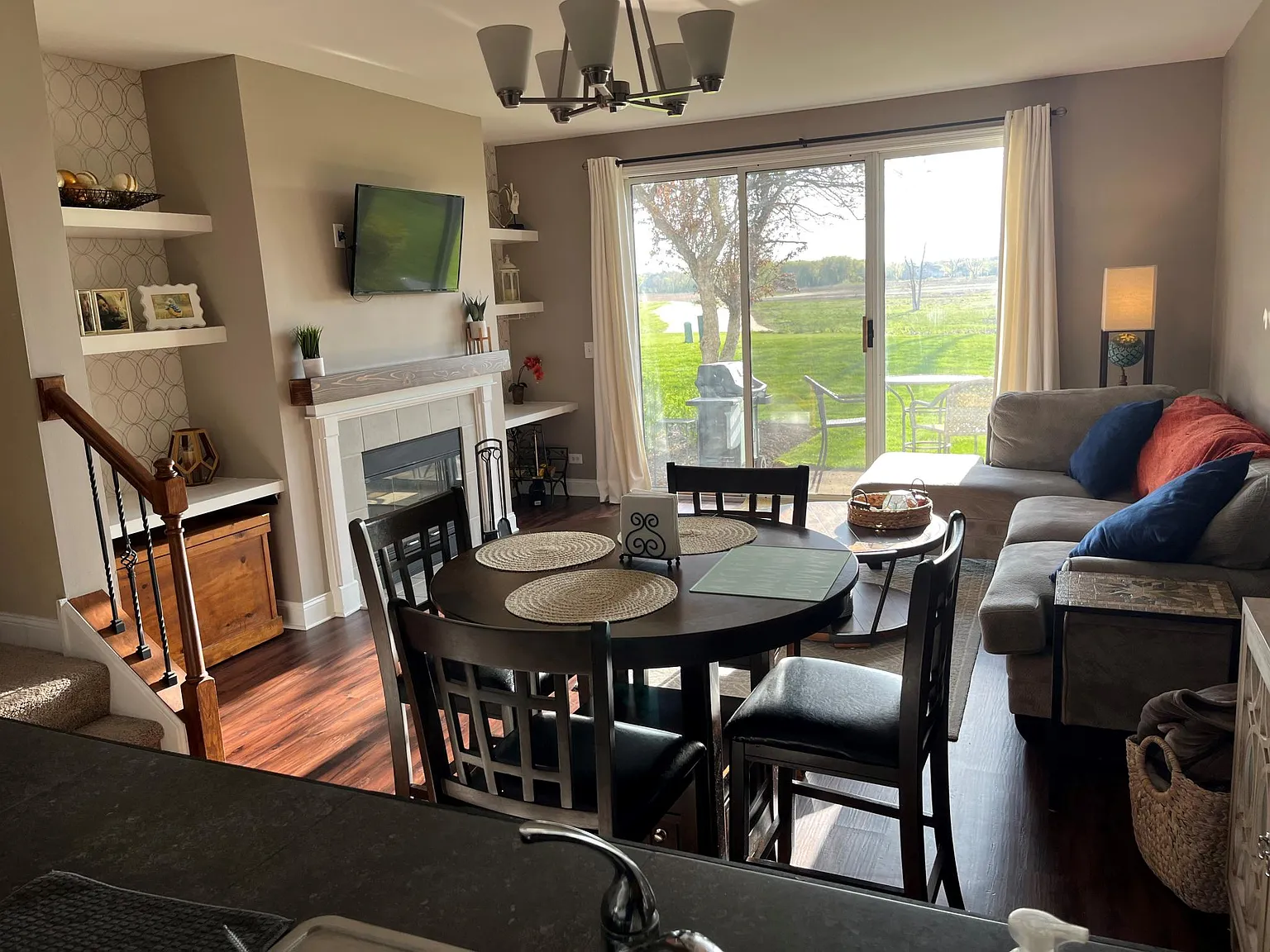 2 bed, 1198 sqft, $2,100 — Photo 2