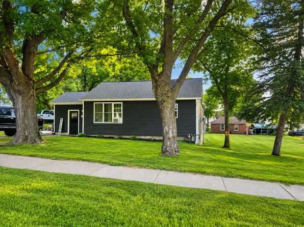 1052 Miller Ave, Windom, MN 56101