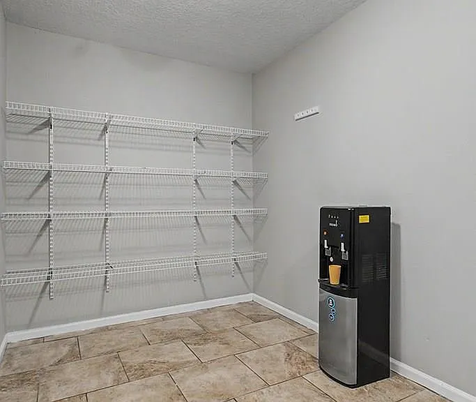 401 E Banks St — Photo 7