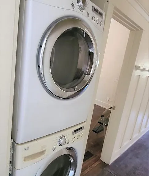 Euclid Ave - A 4 bedroom 2 bathroom Historic house with AC — Photo 12