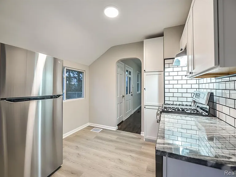 2726 Fernwood Ave — Photo 8