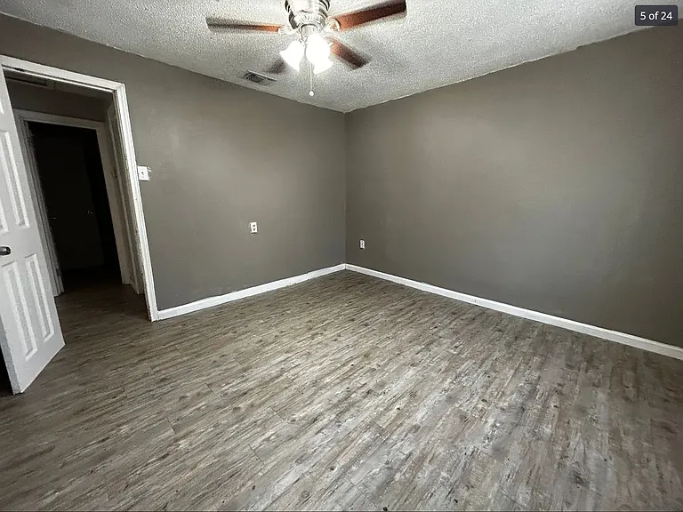 210 Avenue L — Photo 3