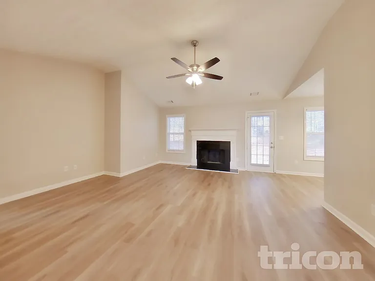 20 E Lawn Dr — Photo 3