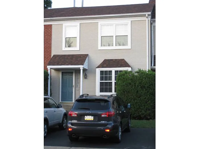 5 Victoria Dr photo 1