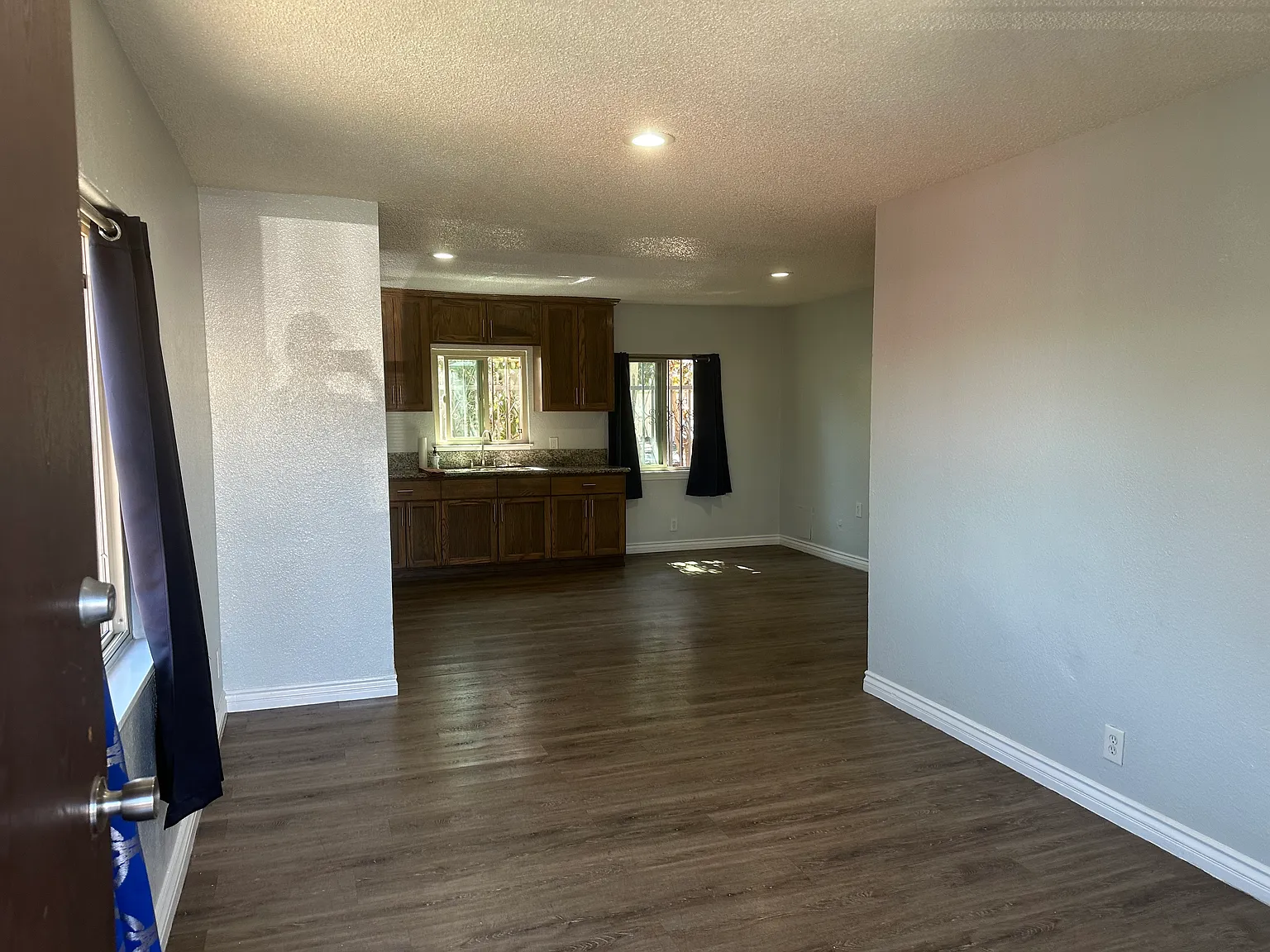 3 bed, 858 sqft, $2,895 — Photo 3