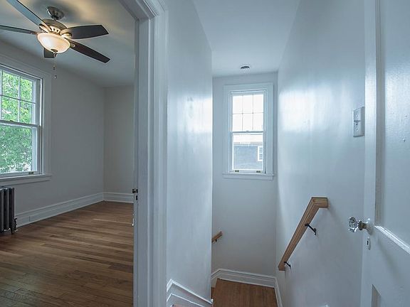 4th image of 2900 Montrose Ave APT B