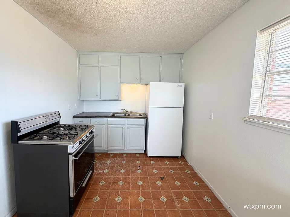 6702 NE 12th Ave Unit 1 - Kitchen