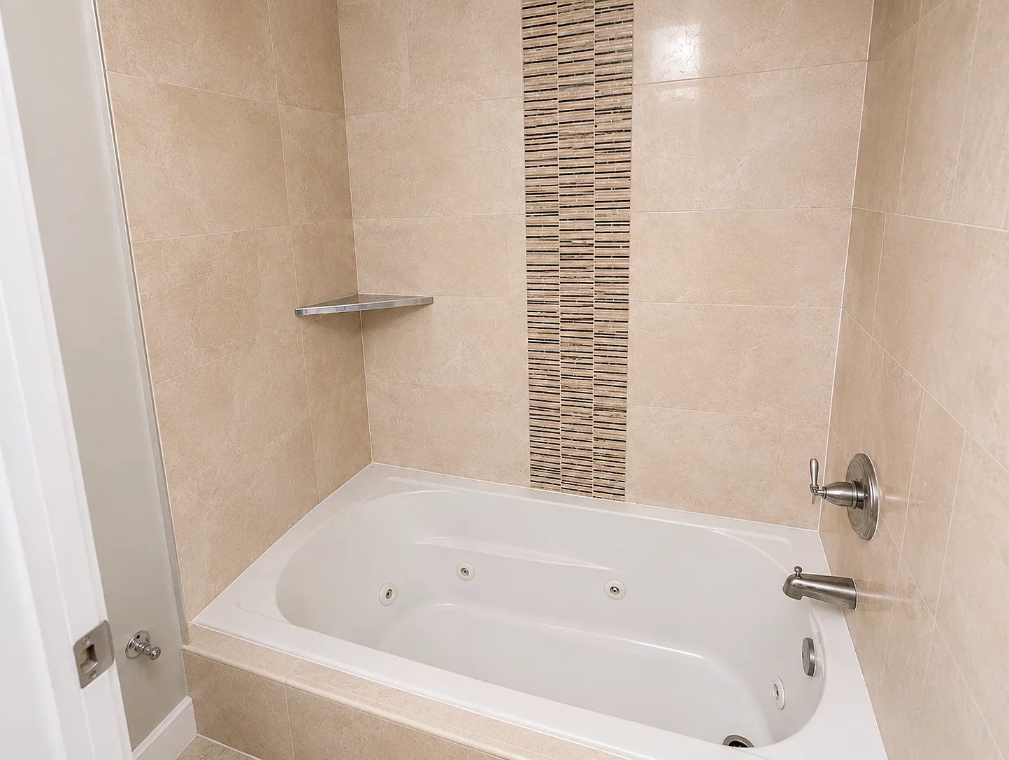 1 bed, 4350 sqft, $2,030 — Photo 4