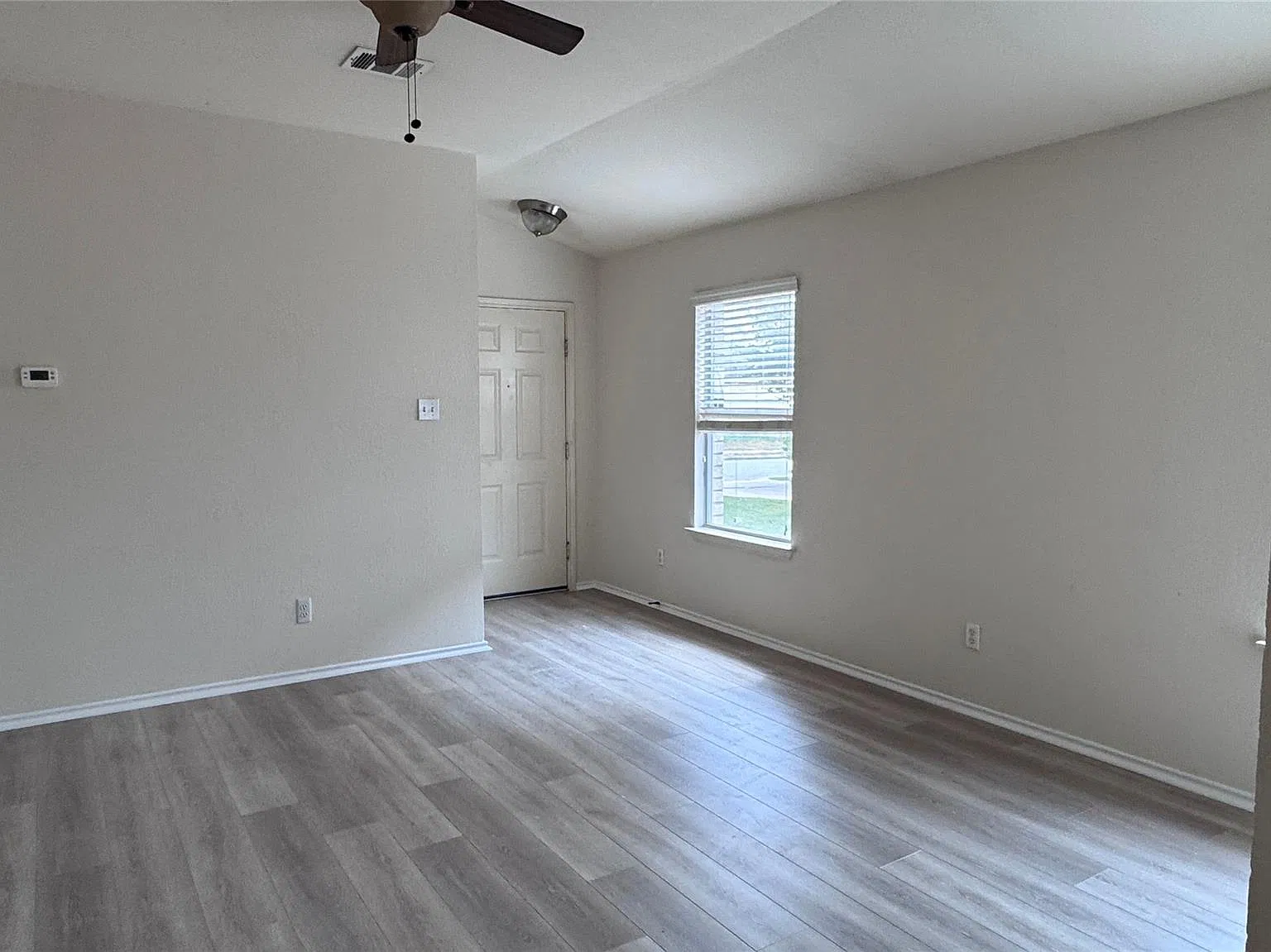 3 bed, 2.0 bath, 1355 sqft, $1,800 — Photo 3