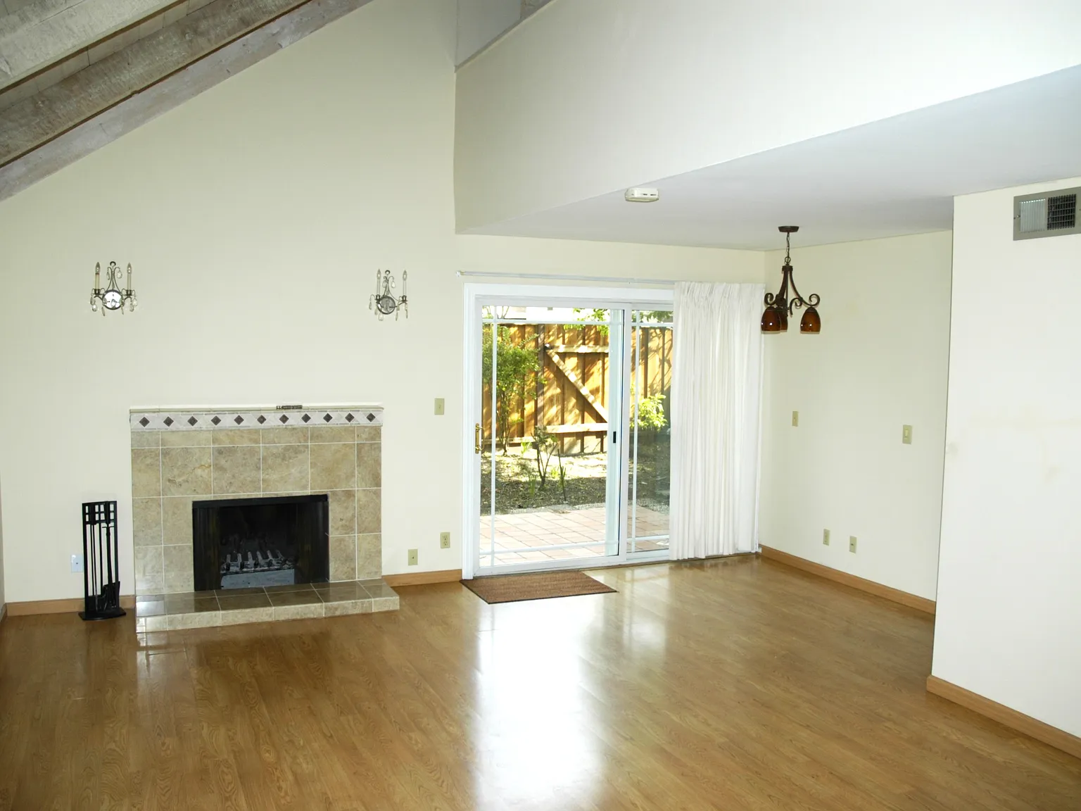3 bed, 2.5 bath, 1670 sqft, $4,850 — Photo 2