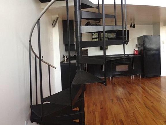 5th image of 135 Potomac Ave