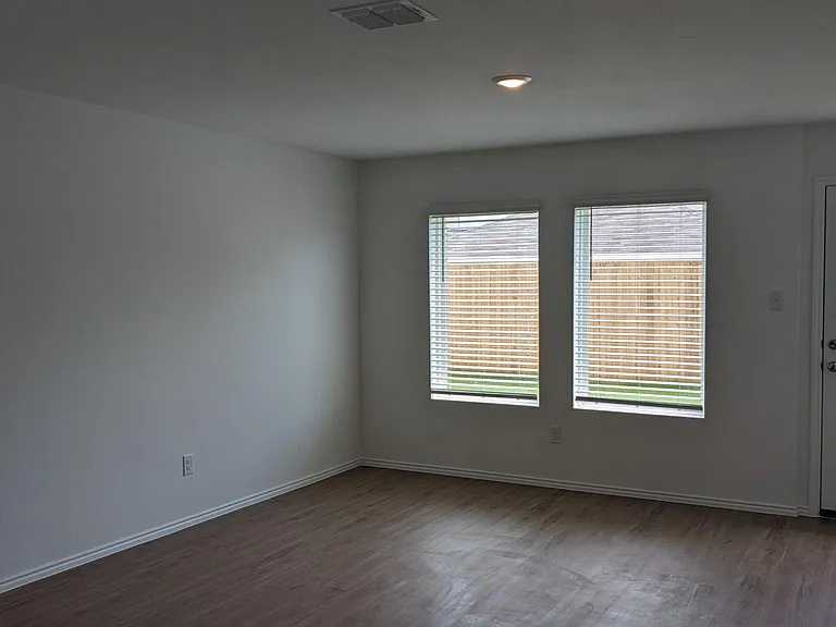 1508 Silver Oak Ln — Photo 4