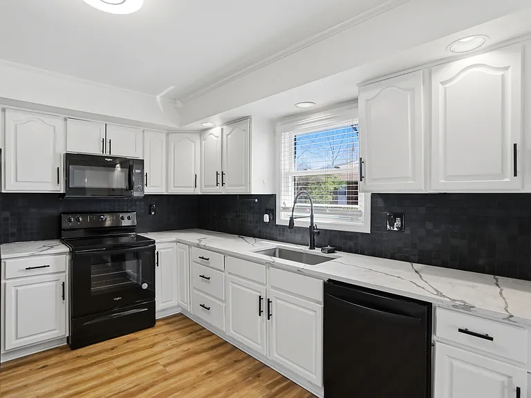 512 Lexington Blvd — Photo 18
