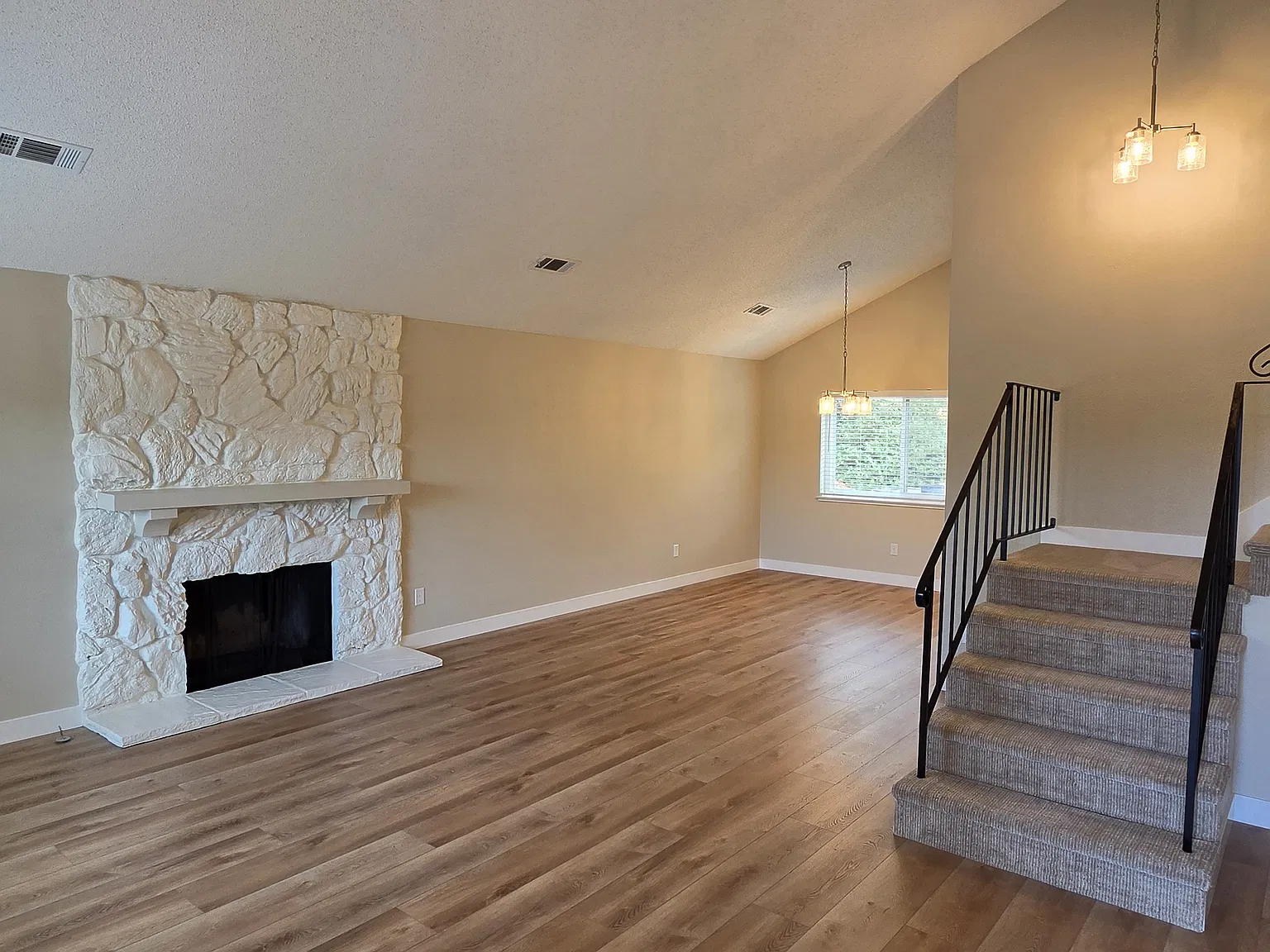 4 bed, 2.5 bath, 2048 sqft, $3,800 — Photo 4