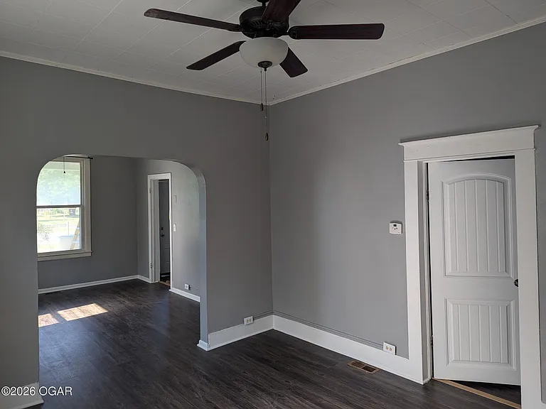 402 E Pennell St — Photo 4