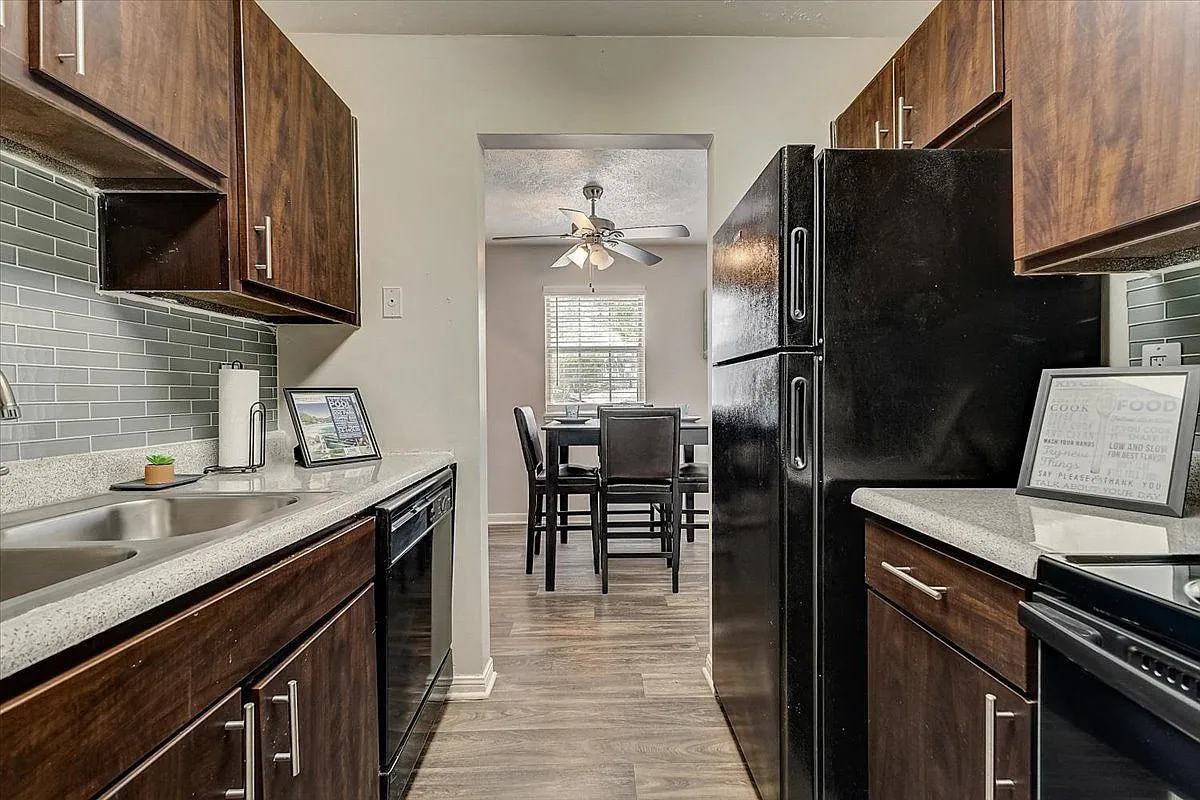 WatersEdge Apartments — Photo 2