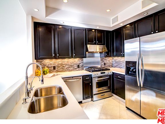 3rd image of 962 N Doheny Dr #403