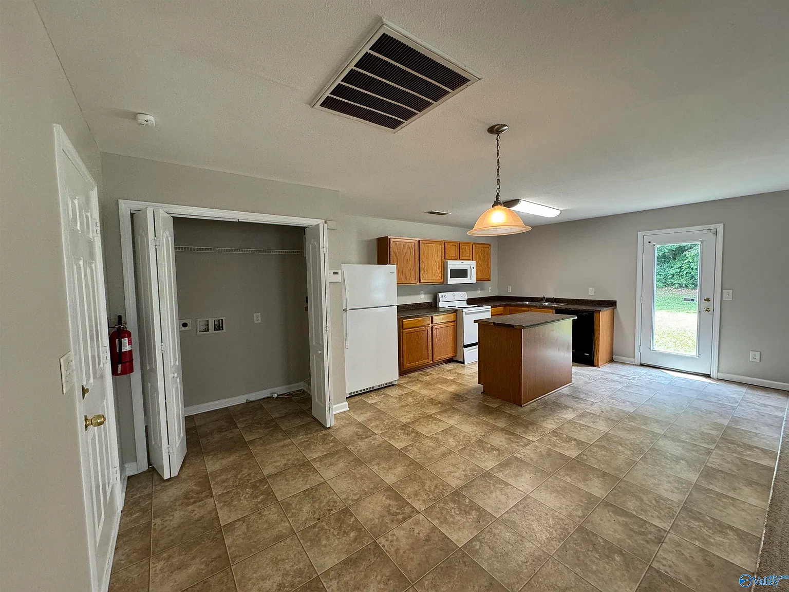 3 bed, 2.5 bath, 2200 sqft, $1,550 — Photo 4
