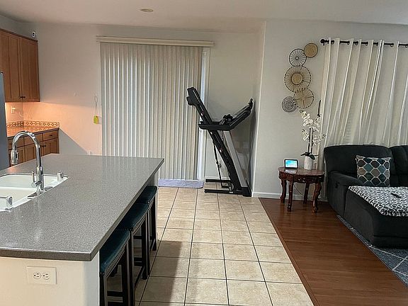 4th image of 2407 Hanson Dr