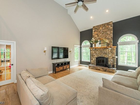 4th image of 18 Stoneybrook Road