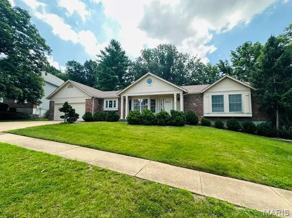 324 W Manor Dr, Chesterfield, MO 63017