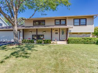 558 Bristol Ln, Elk Grove Village, IL 60007