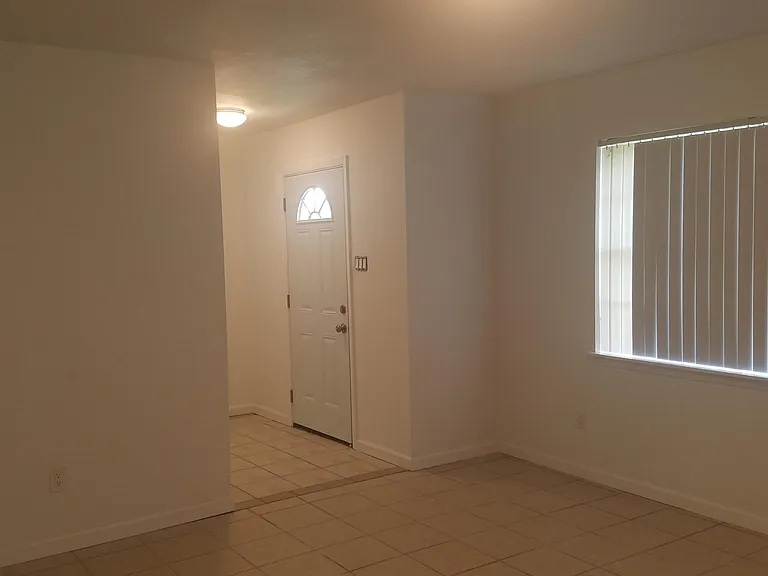 678 Meadow Dr — Photo 2