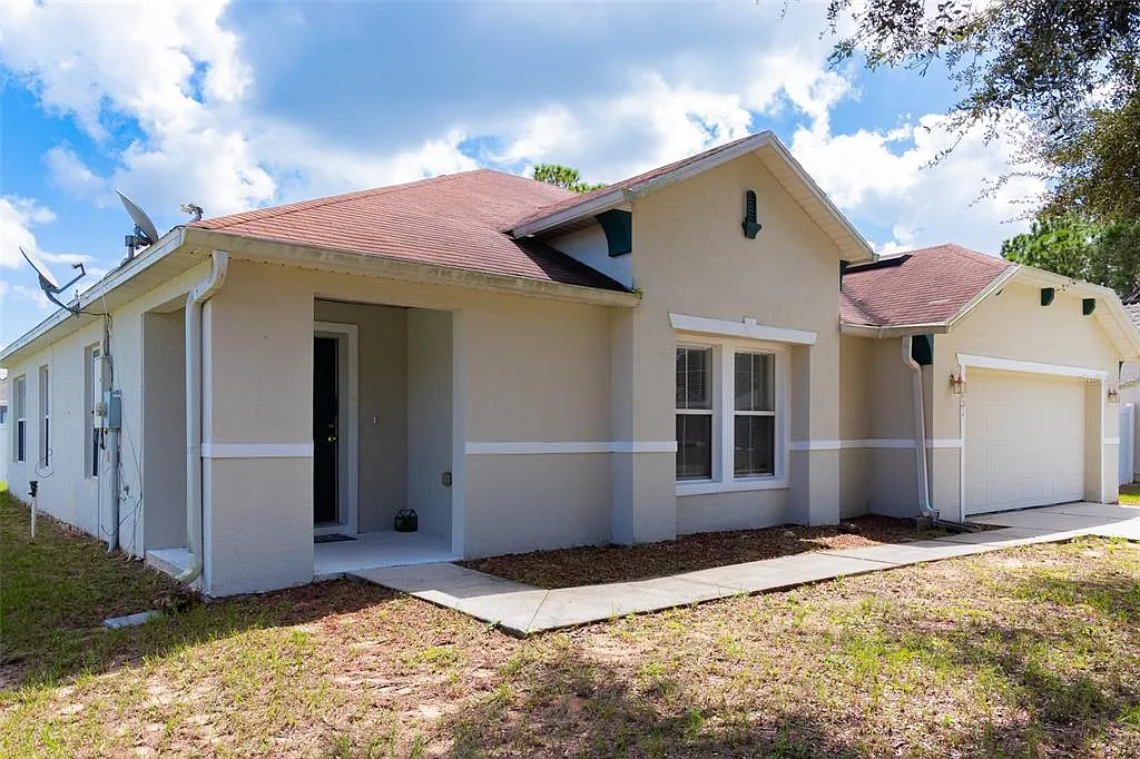 3 bed, 2.0 bath, 1809 sqft, $1,700 — Photo 2