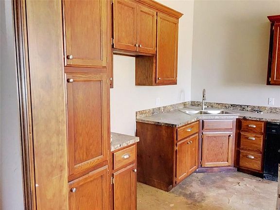 4th image of 214 Edna Ln