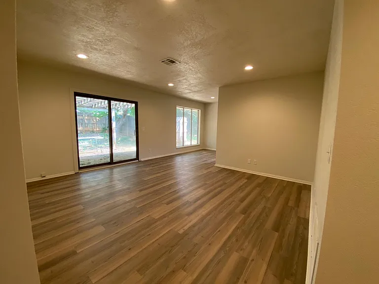 1524 N Manning St — Photo 2