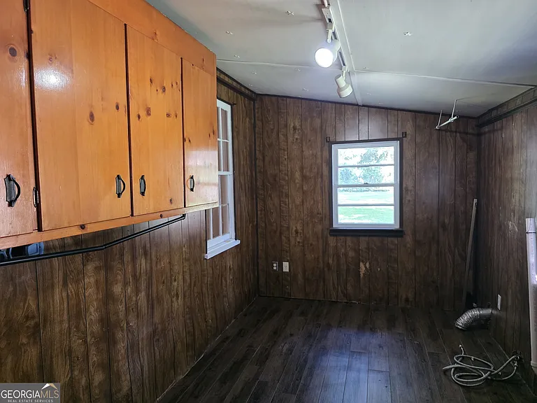 404 E Moore St — Photo 10