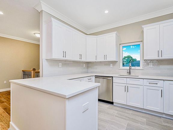 5th image of 25 Hickory Ave #2L