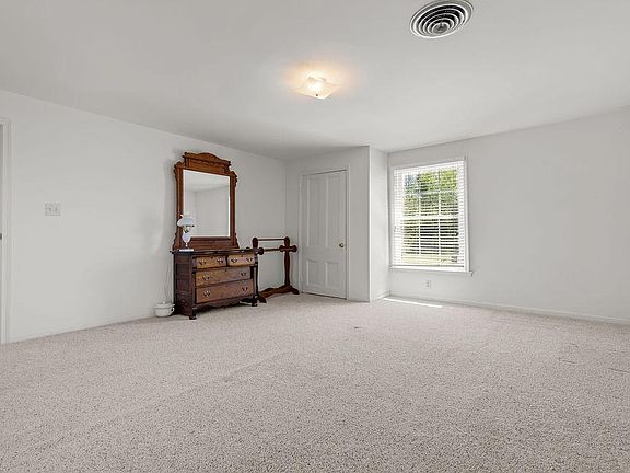 33rd image of 15313 Broad St