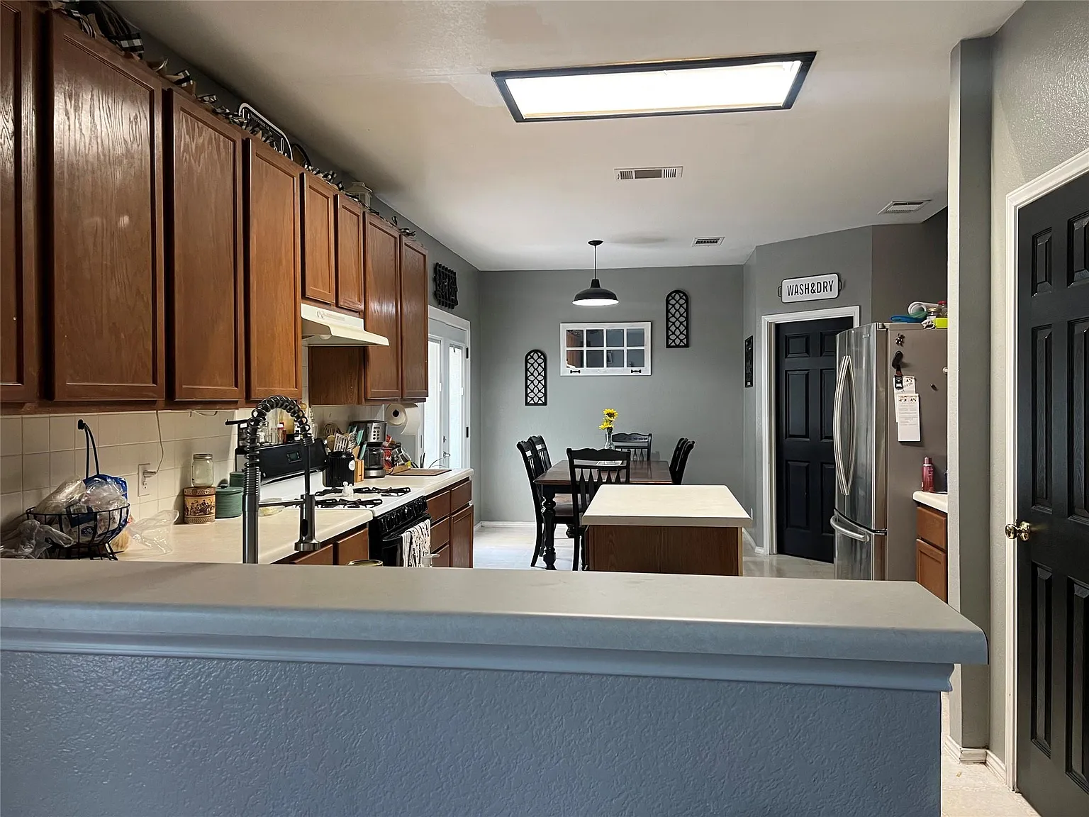 3 bed, 2.5 bath, 2160 sqft, $2,350 — Photo 2